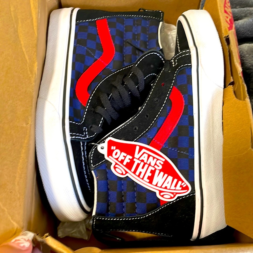 Kids vans size 2.5 nwt…shoebox is ripped on the side.